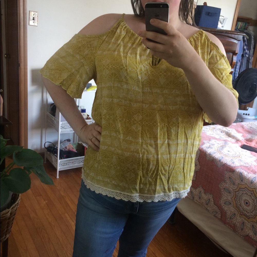 Cold Shoulder Plus Size Top - Picture 2 of 4